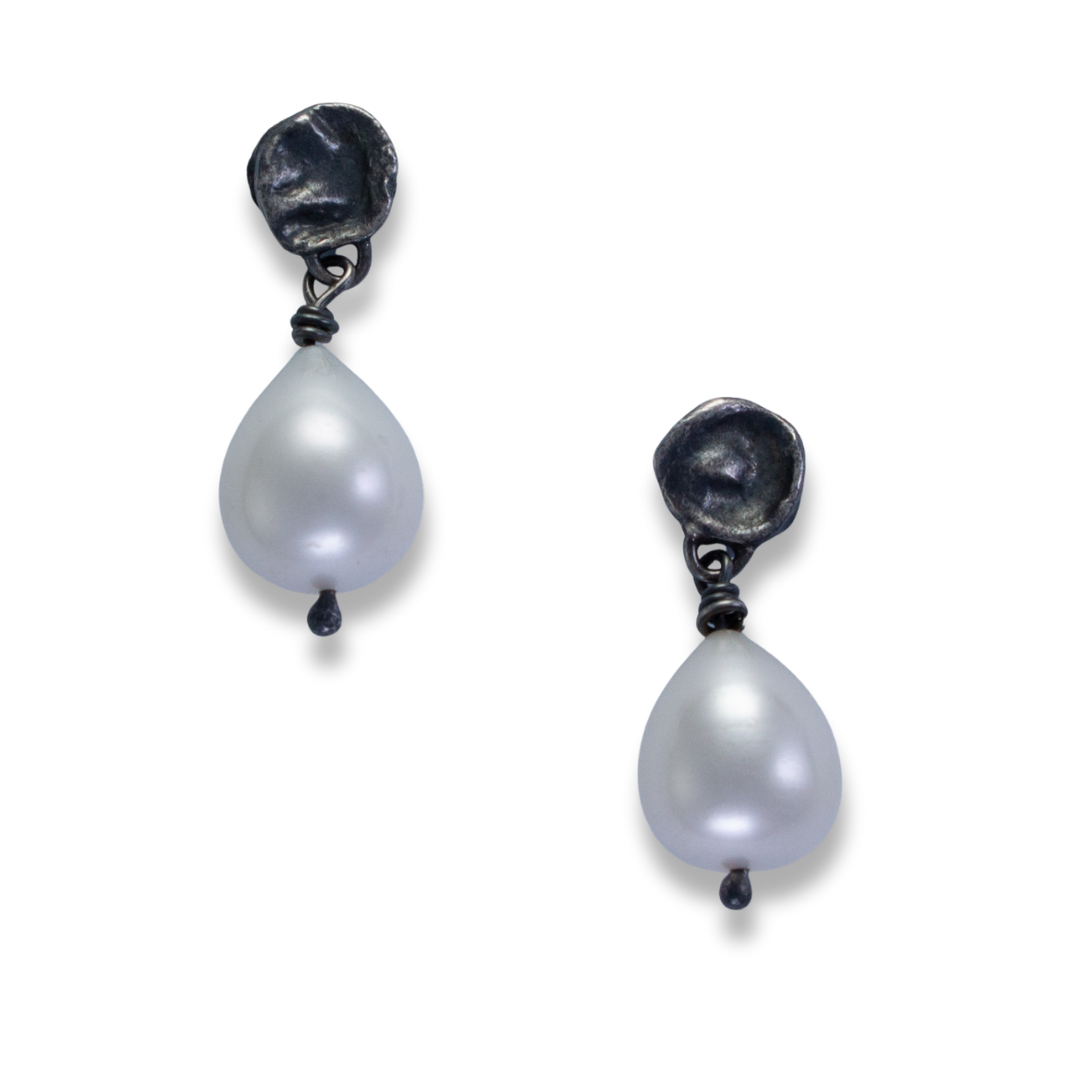 Inconnu Water Drops - Blackened sterling water cast post with single white pearl drop