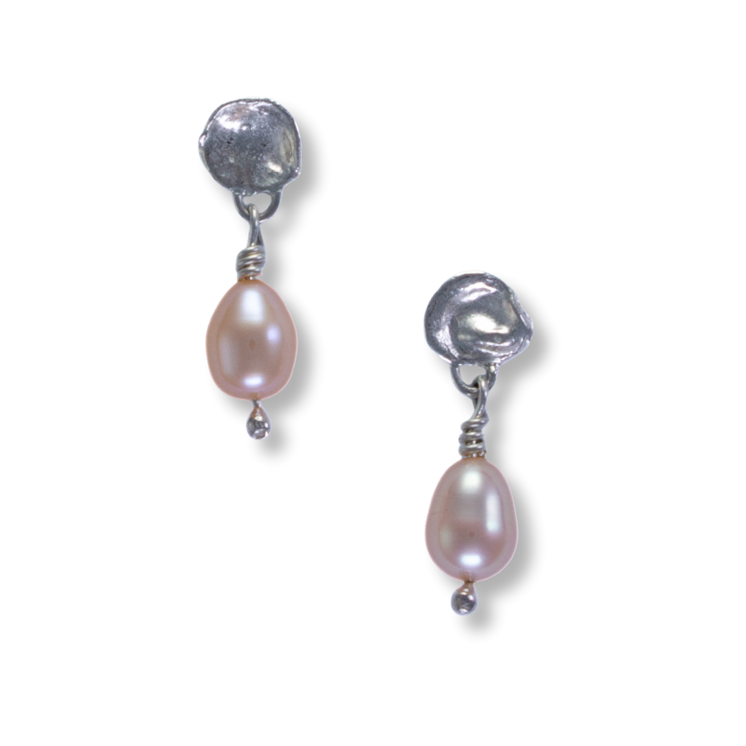 Inconnu Water Drops - Sterling water cast post with single peach pearl drop