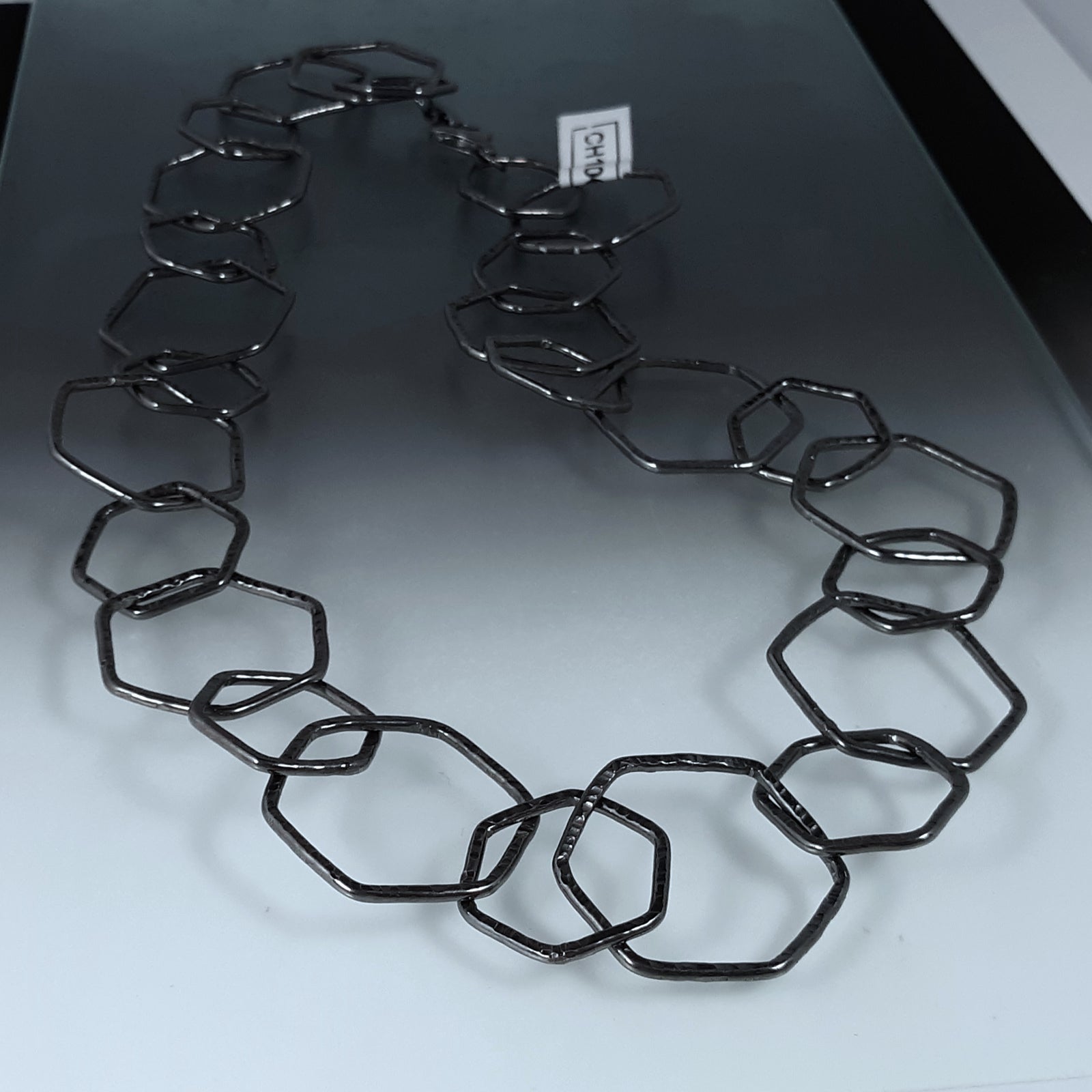 Hammered 20" Lg/Sm Hexagons Chain Blackened