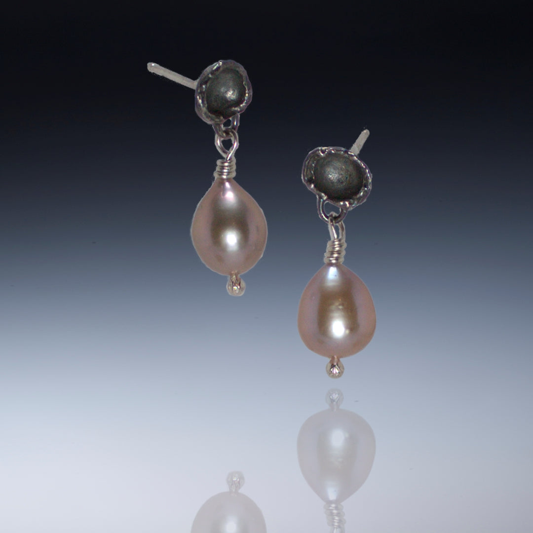 Inconnu Water Drops - Blackened sterling water cast post with single peach pearl drop