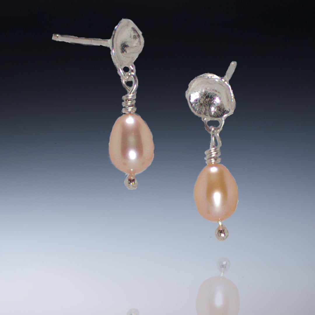 Inconnu Water Drops - Polished sterling water cast post with single peach pearl drop